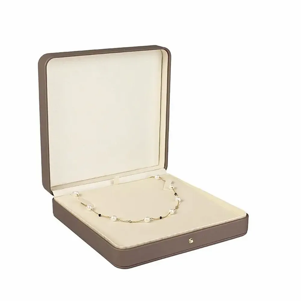 Cadeaux - Ecrin collier gainé synthétique taupe foncé, aspect satiné - LAVAL 1878