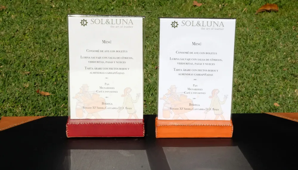 Services - Menu holder in leather - SOL & LUNA