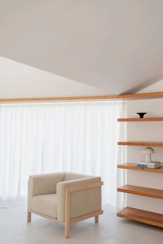 Chaises longues - LIFT — Chaise longue en bois de frêne massif et assise en cuir Bosco - MOR