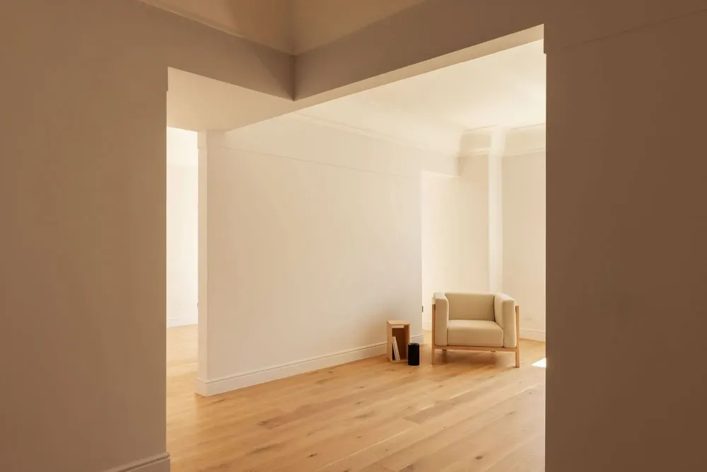 Chaises longues - LIFT — Chaise longue en bois de frêne massif et assise en cuir Bosco - MOR