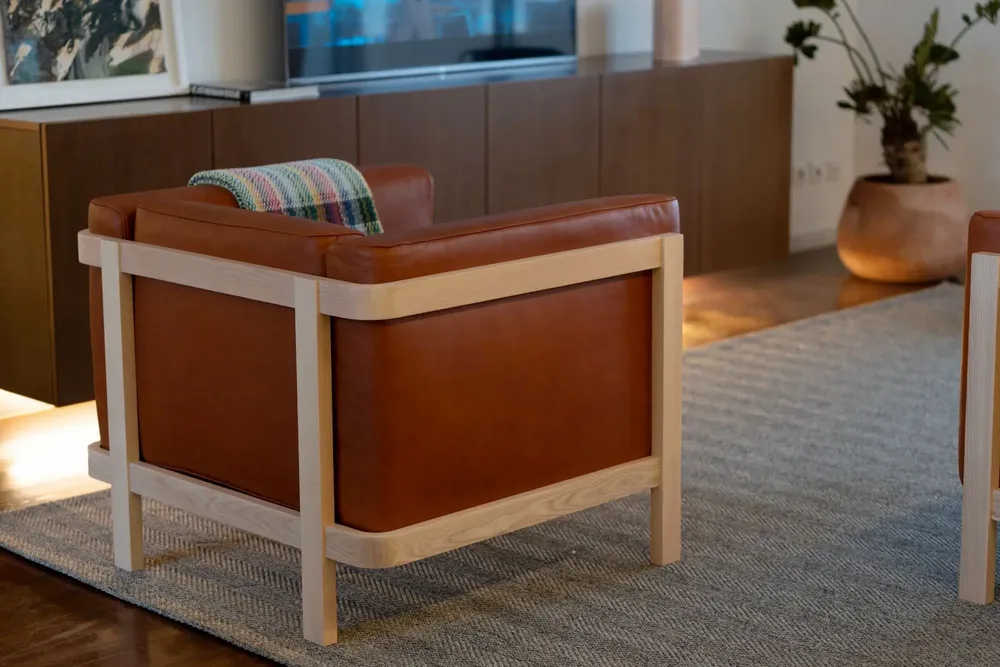 Lounge chairs - LIFT – Minimalist Lounge Chair in Solid Oak Wood and Leather Seat - MOR