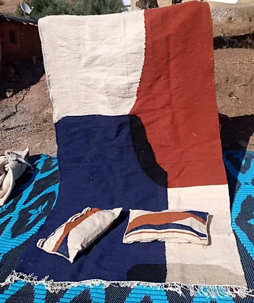 Autres tapis - TAPIS KILIM BLEU ET 2 HOUSSES DE COUSSINS - IZDWAN