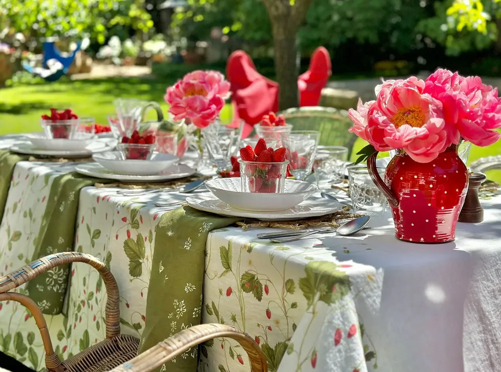 Table cloths - FRAISES DES BOIS Linen Tablecloths & Napkins - SUMMERILL AND BISHOP