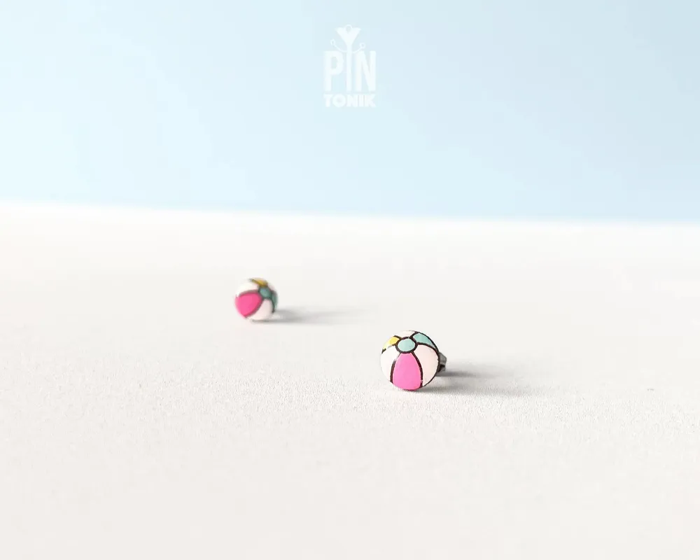 Bijoux - Boucles d'oreilles clous en forme de ballon de plage - Bijoux en bois pour une fête d'été à la piscine - PENTIK