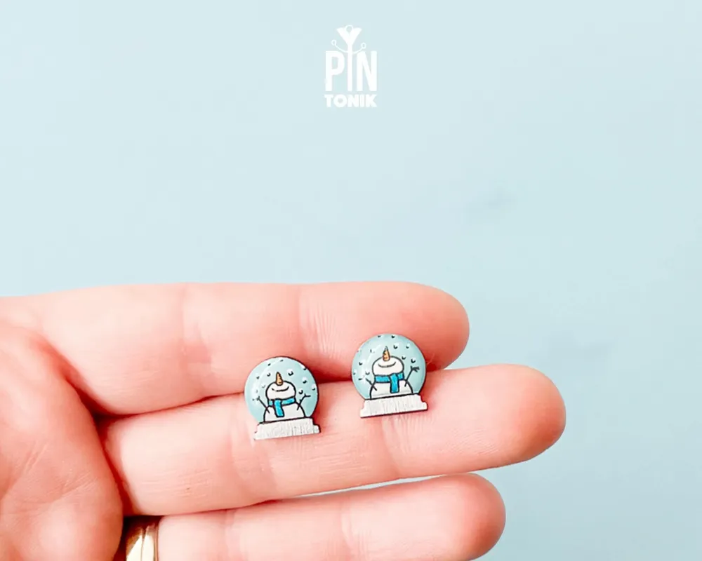 Bijoux - Boucles d'oreilles Bonhomme de neige dans une boule à neige - Bijoux de Noël amusants - Boucles d'oreilles flocons de neige festives - PINTONIK