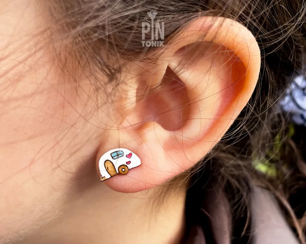 Bijoux - Boucles d'oreilles clous en forme de caravane en bois - Bijoux de camping amusants - PINTONIK