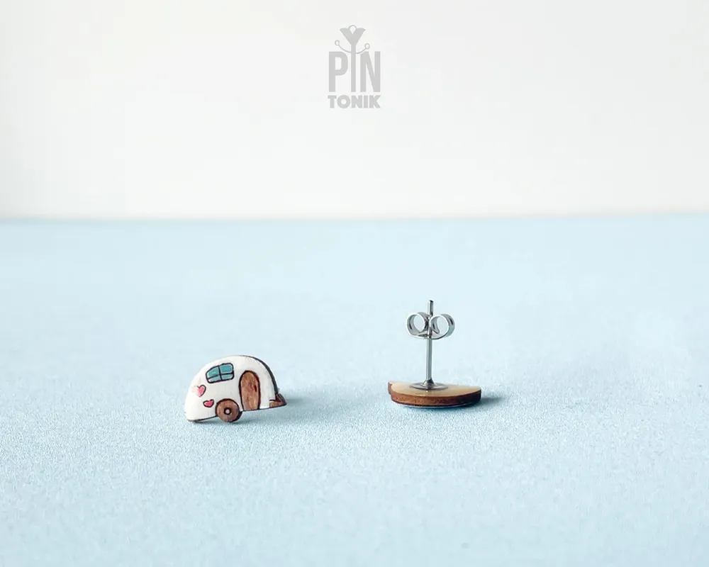 Bijoux - Boucles d'oreilles clous en forme de caravane en bois - Bijoux de camping amusants - PINTONIK