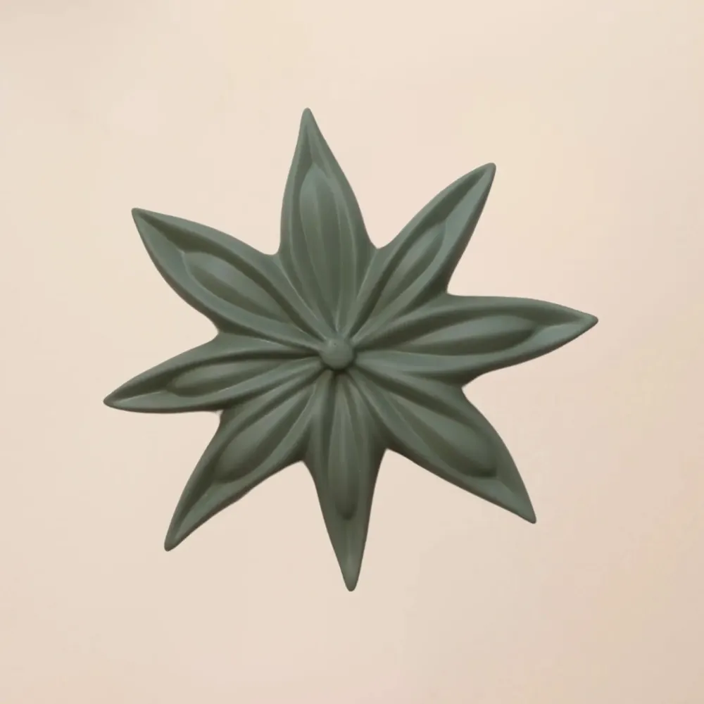 Accessoires de déco extérieure - JANIS (Fleur de badiane) - MONOCHROMIC CERAMIC
