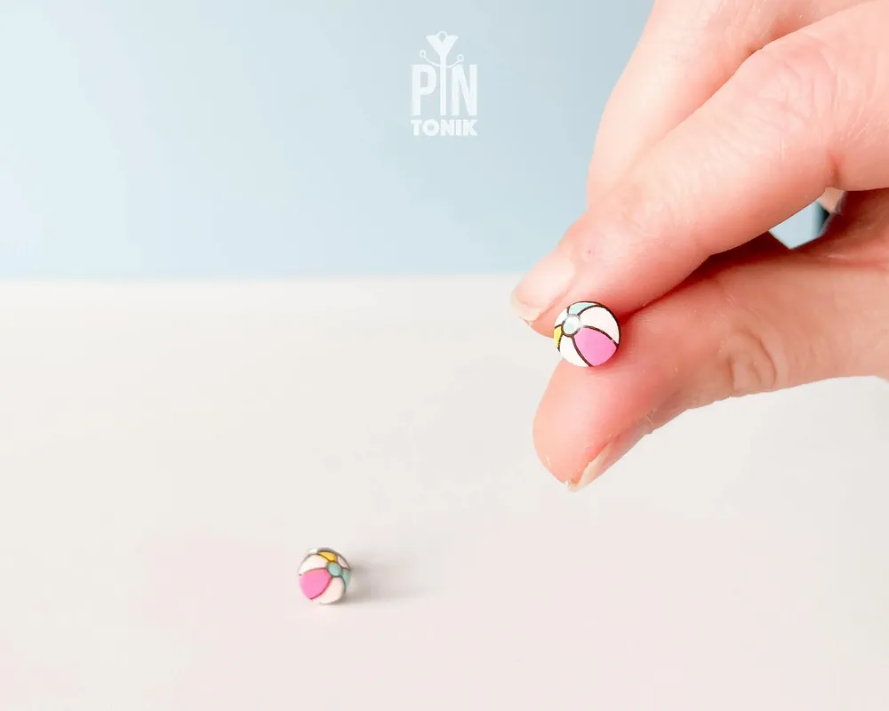 Bijoux - Boucles d'oreilles clous en forme de ballon de plage - Bijoux en bois pour une fête d'été à la piscine - PINTONIK