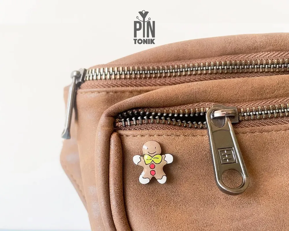 Jewelry - Fun Gingerbread Man Lapel Pin - Christmas Ita Bag Pin - PINTONIK