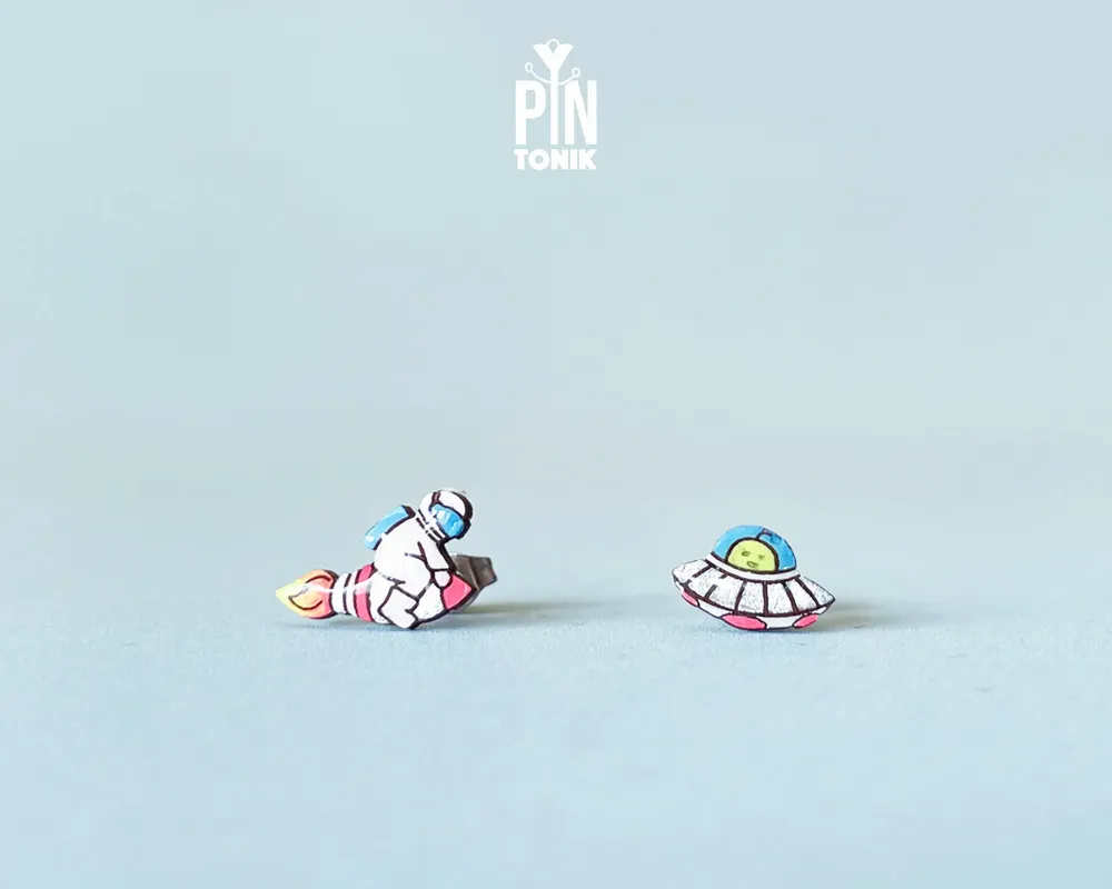 Bijoux - Boucles d'oreilles spatiales dépareillées - Puces d'oreilles astronaute et OVNI - Bijoux geek - PINTONIK