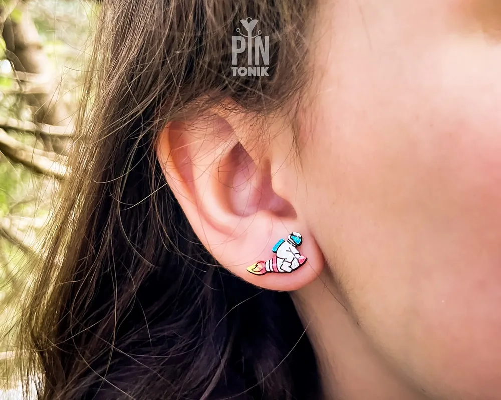 Bijoux - Boucles d'oreilles spatiales dépareillées - Puces d'oreilles astronaute et OVNI - Bijoux geek - PINTONIK