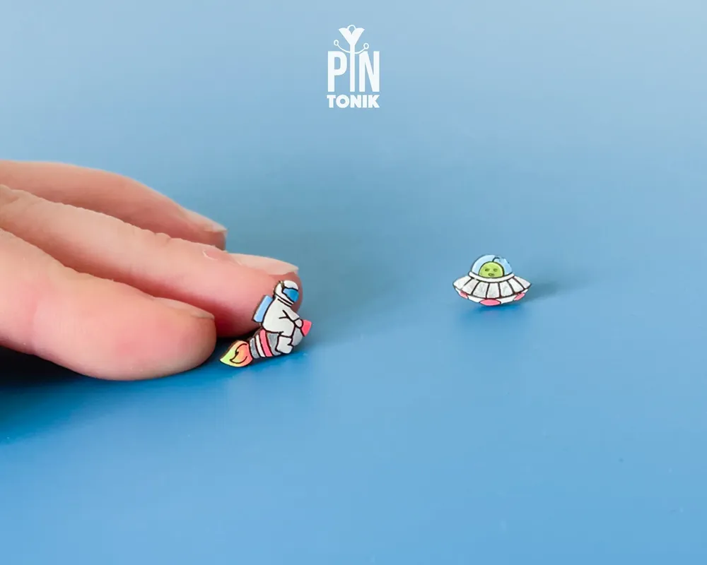 Bijoux - Boucles d'oreilles spatiales dépareillées - Puces d'oreilles astronaute et OVNI - Bijoux geek - PINTONIK