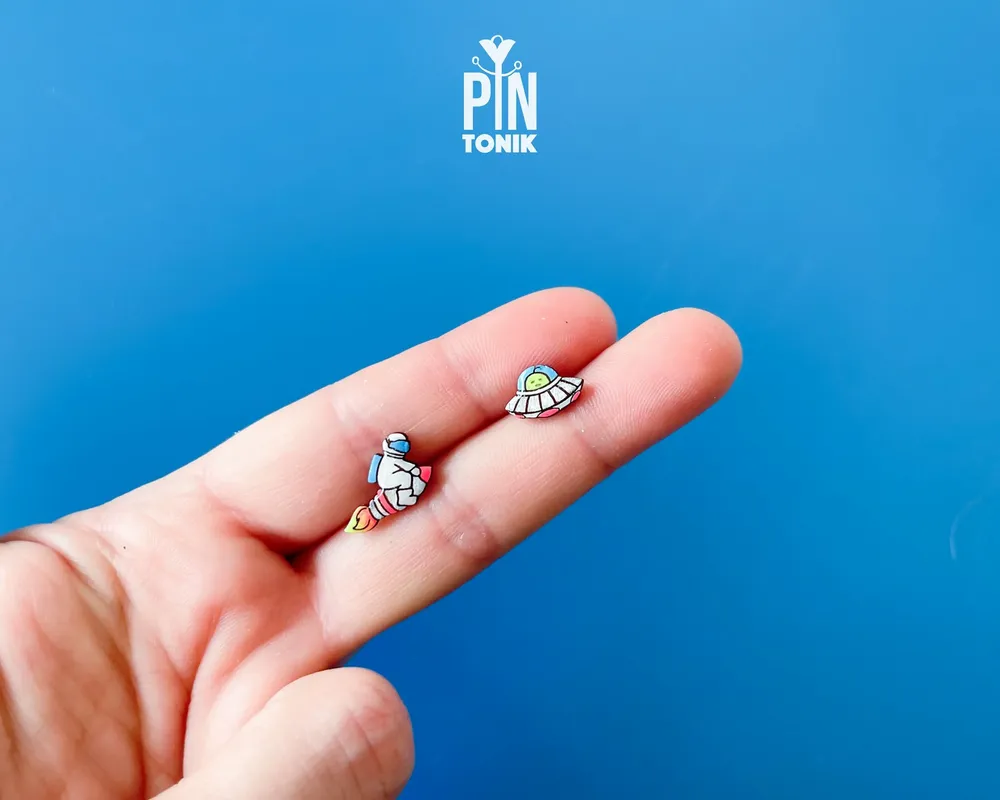 Bijoux - Boucles d'oreilles spatiales dépareillées - Puces d'oreilles astronaute et OVNI - Bijoux geek - PINTONIK