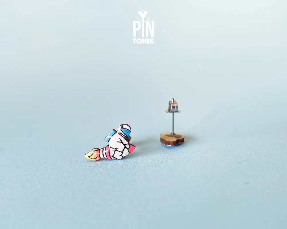 Bijoux - Boucles d'oreilles spatiales dépareillées - Puces d'oreilles astronaute et OVNI - Bijoux geek - PINTONIK