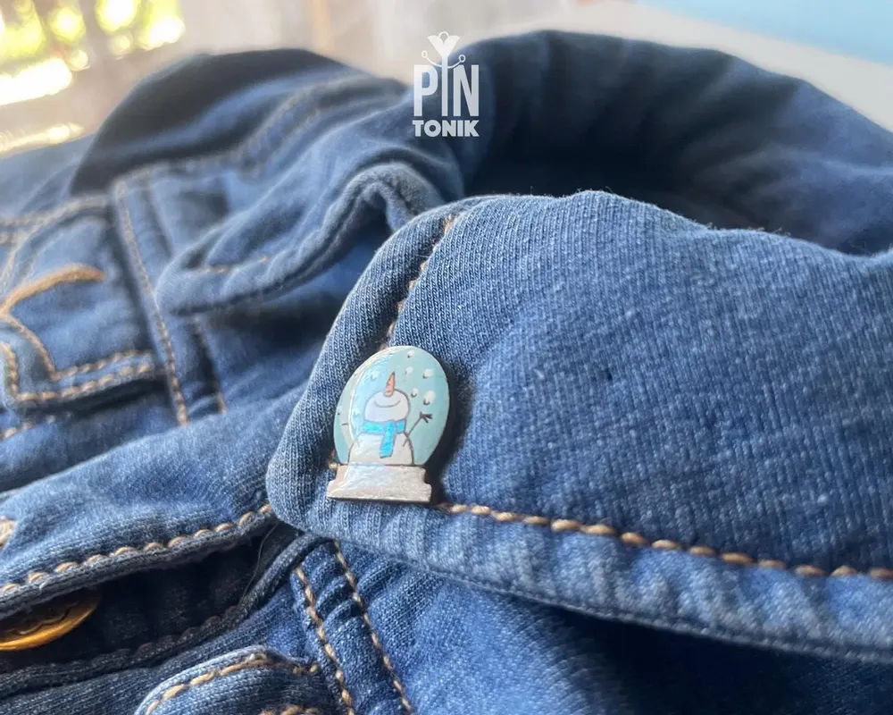 Jewelry - Fun Snowman Collar Pin - Christmas Holidays Brooch - Festive Winter Snowglobe Jewelry - Ita Bag Pin - PINTONIK