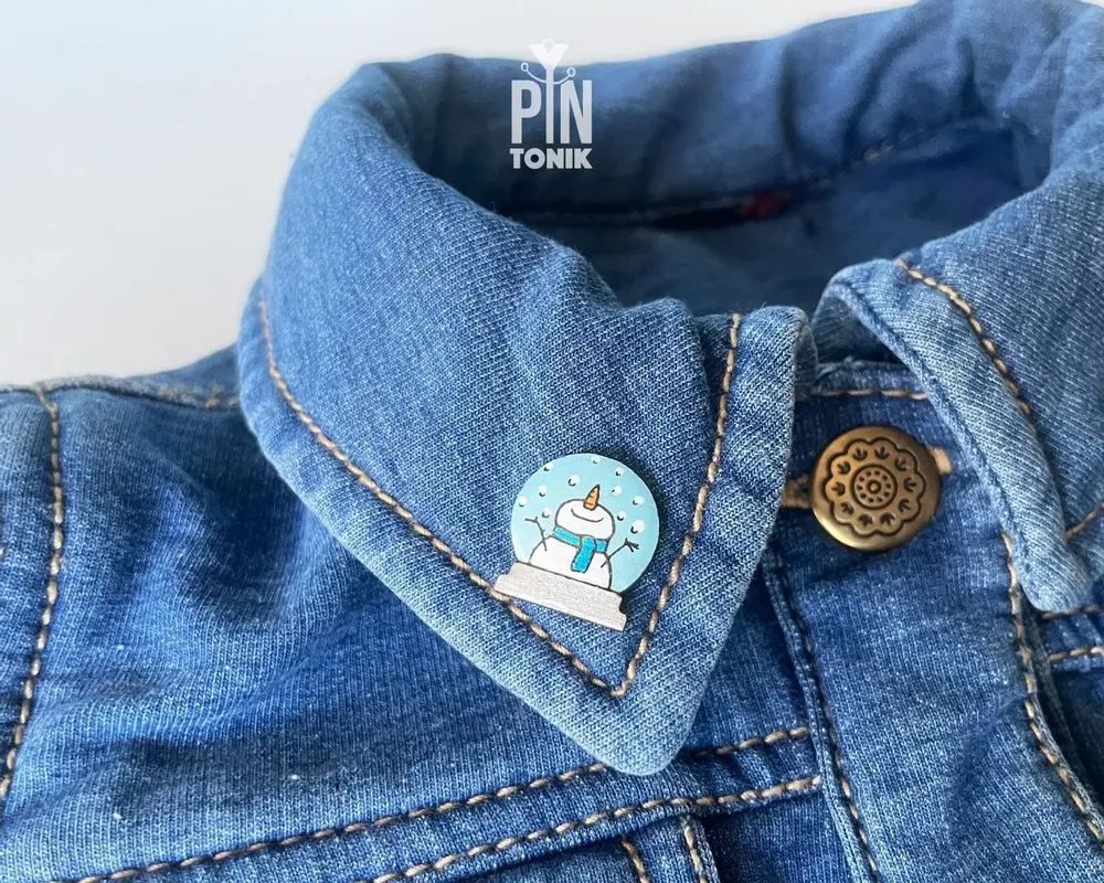Jewelry - Fun Snowman Collar Pin - Christmas Holidays Brooch - Festive Winter Snowglobe Jewelry - Ita Bag Pin - PINTONIK