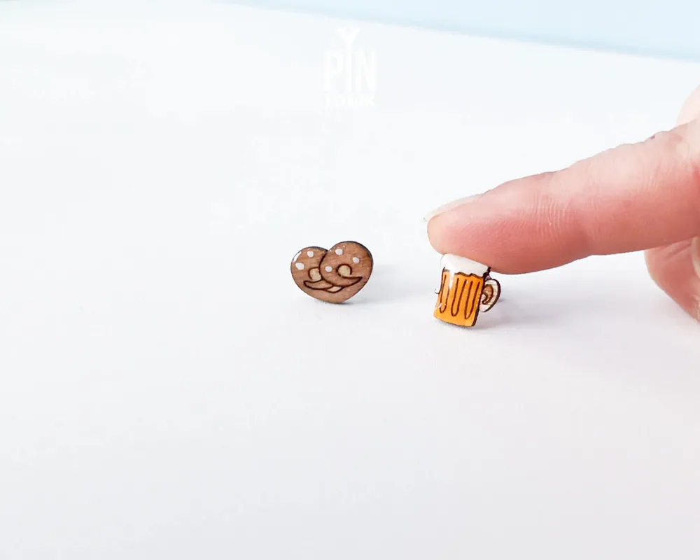 Bijoux - Boucles d'oreilles dépareillées sur le thème de la bière - Boucles d'oreilles Oktoberfest - Boucles d'oreilles originales inspirées de la bière et des bretzels - PINTONIK
