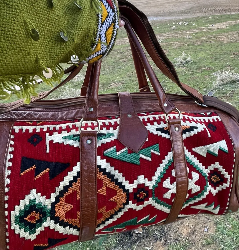 Bags and totes - SAC DE VOYAGE EN CUIR MAROCAIN ET KILIM - IZDWAN