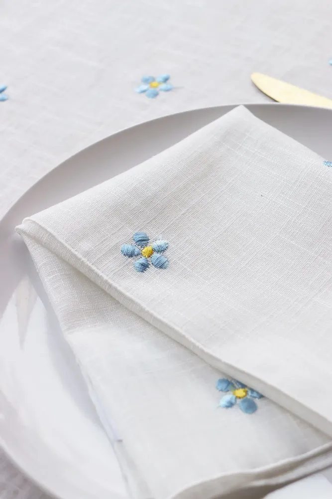 Table linen - Embroidered Linen Placemat | PRATOLINE Light Blue - GIARDINO SEGRETO