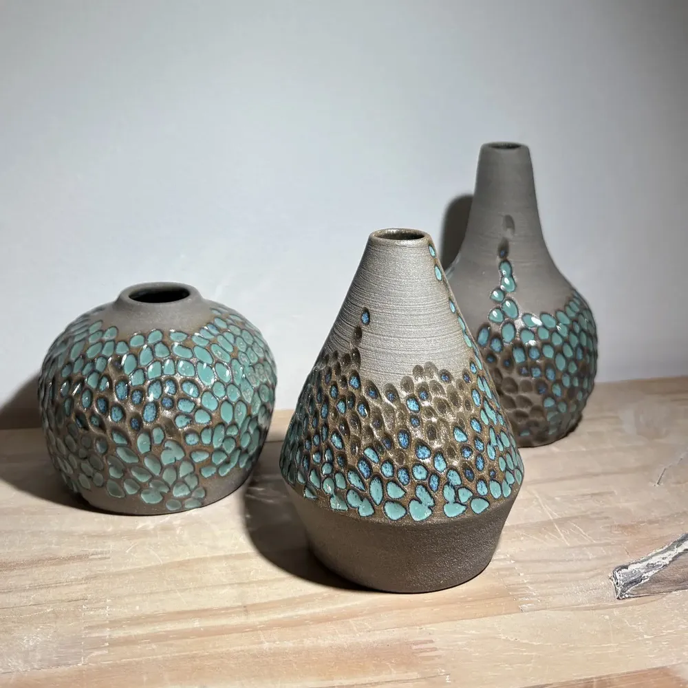 Poterie - Lot de 3 soliflores en grès blanc émaillé - LES POTERIES DE SWANE