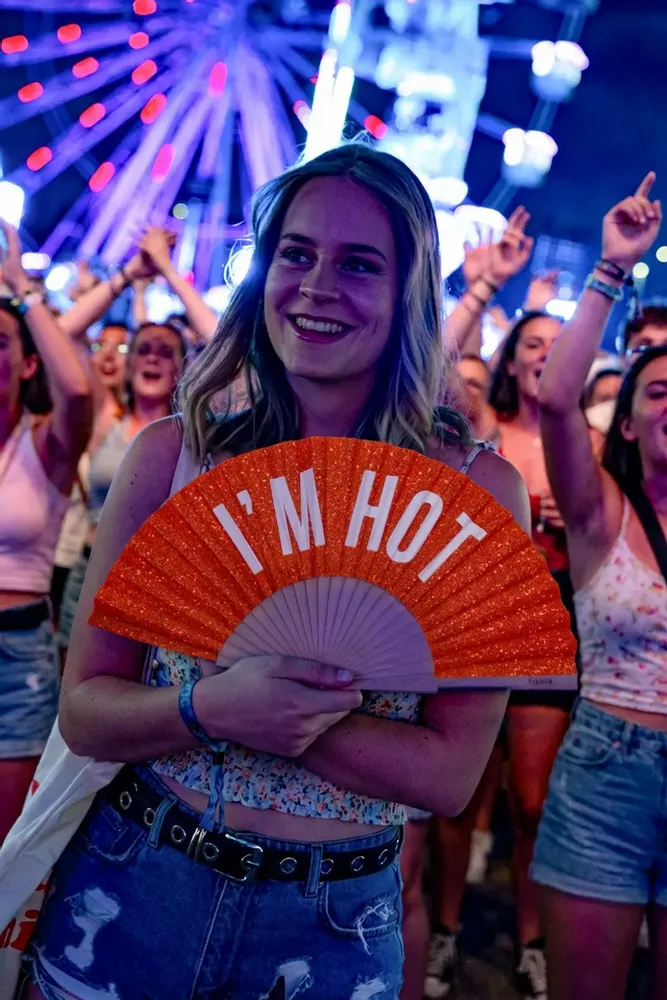 Prêt-à-porter - VENTILATEUR À MAIN - MATÉRIAU - FISURA