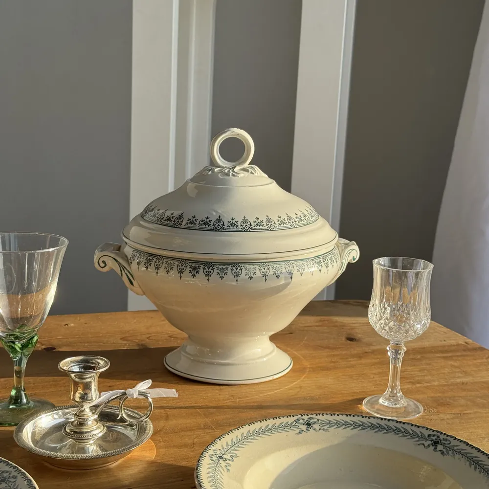 Plats et saladiers - Soupière à couvercle ou légumier en faïence de Saint Amand H29 D28 - OFFICE OBJETS