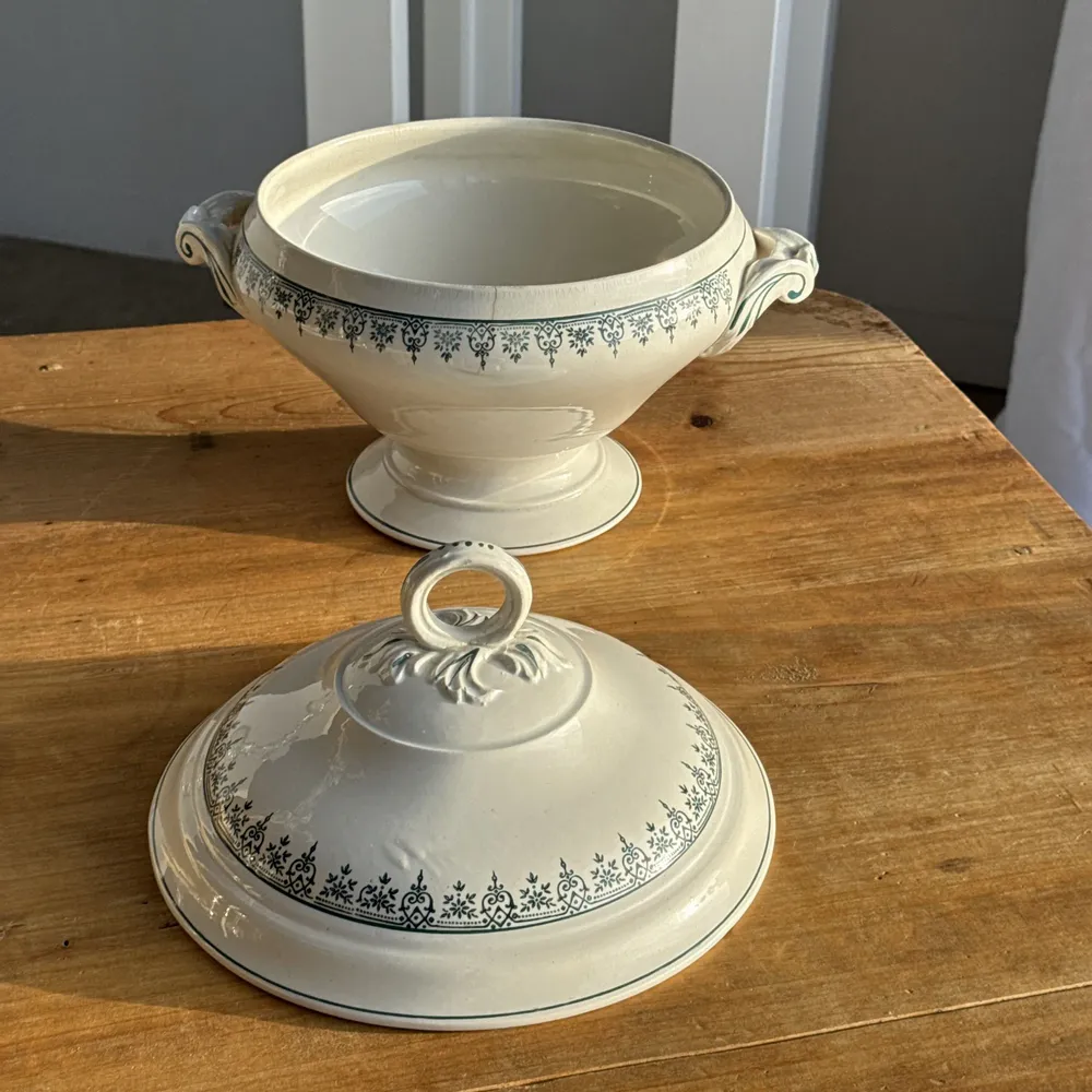 Plats et saladiers - Soupière à couvercle ou légumier en faïence de Saint Amand H29 D28 - OFFICE OBJETS