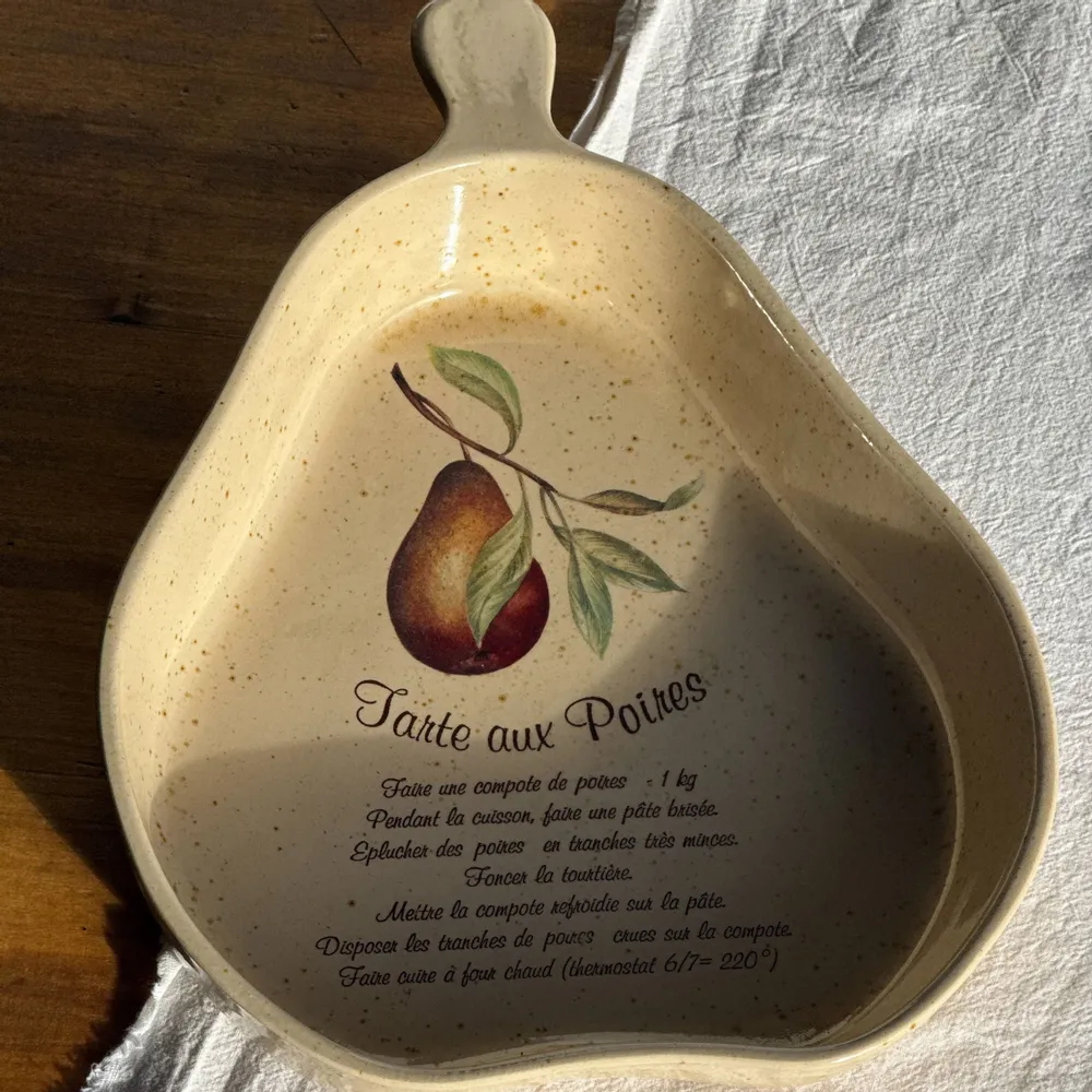 Kitchen utensils - Pear Shaped Pie Dish and Pear Pie Recipe - OFFICE OBJETS