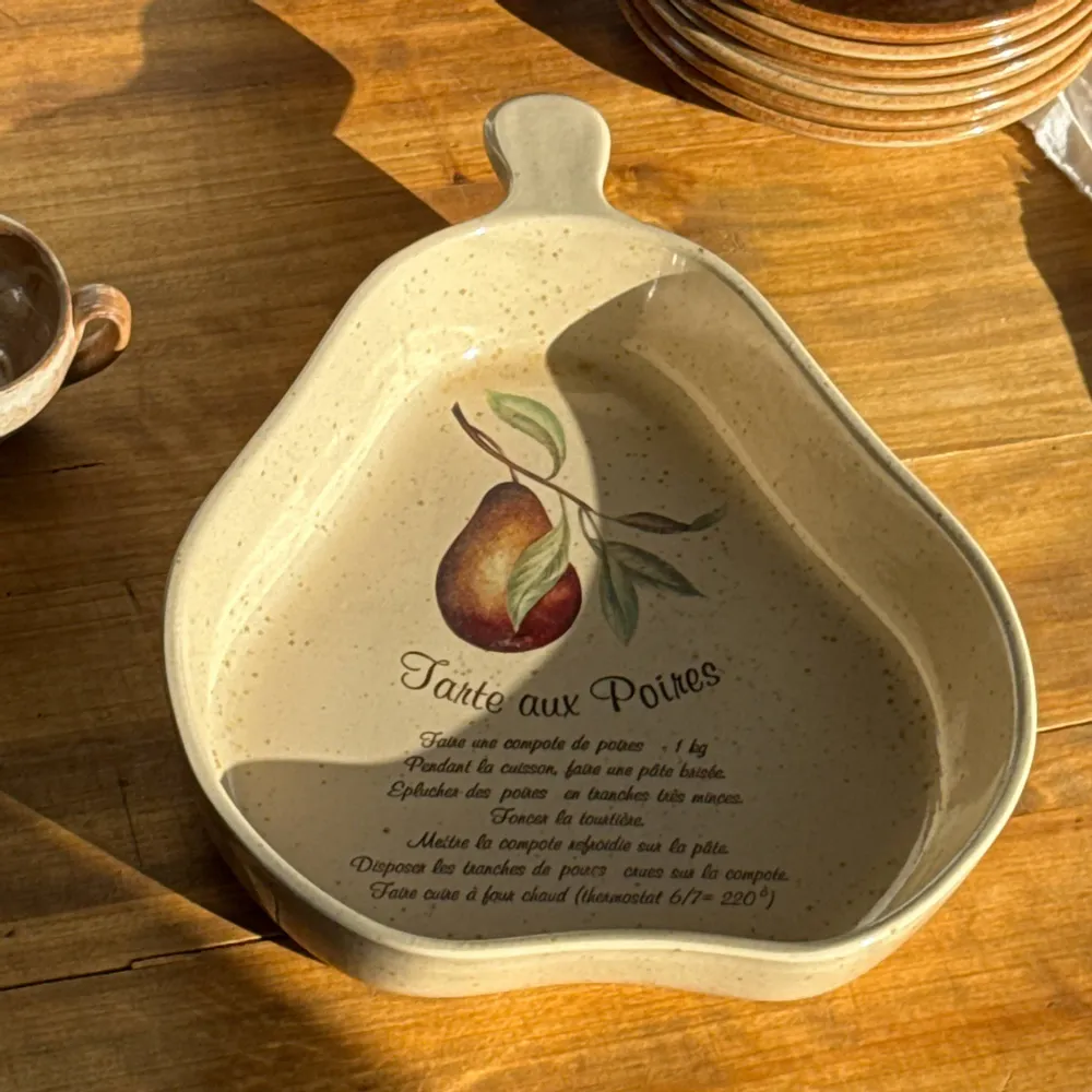 Kitchen utensils - Pear Shaped Pie Dish and Pear Pie Recipe - OFFICE OBJETS