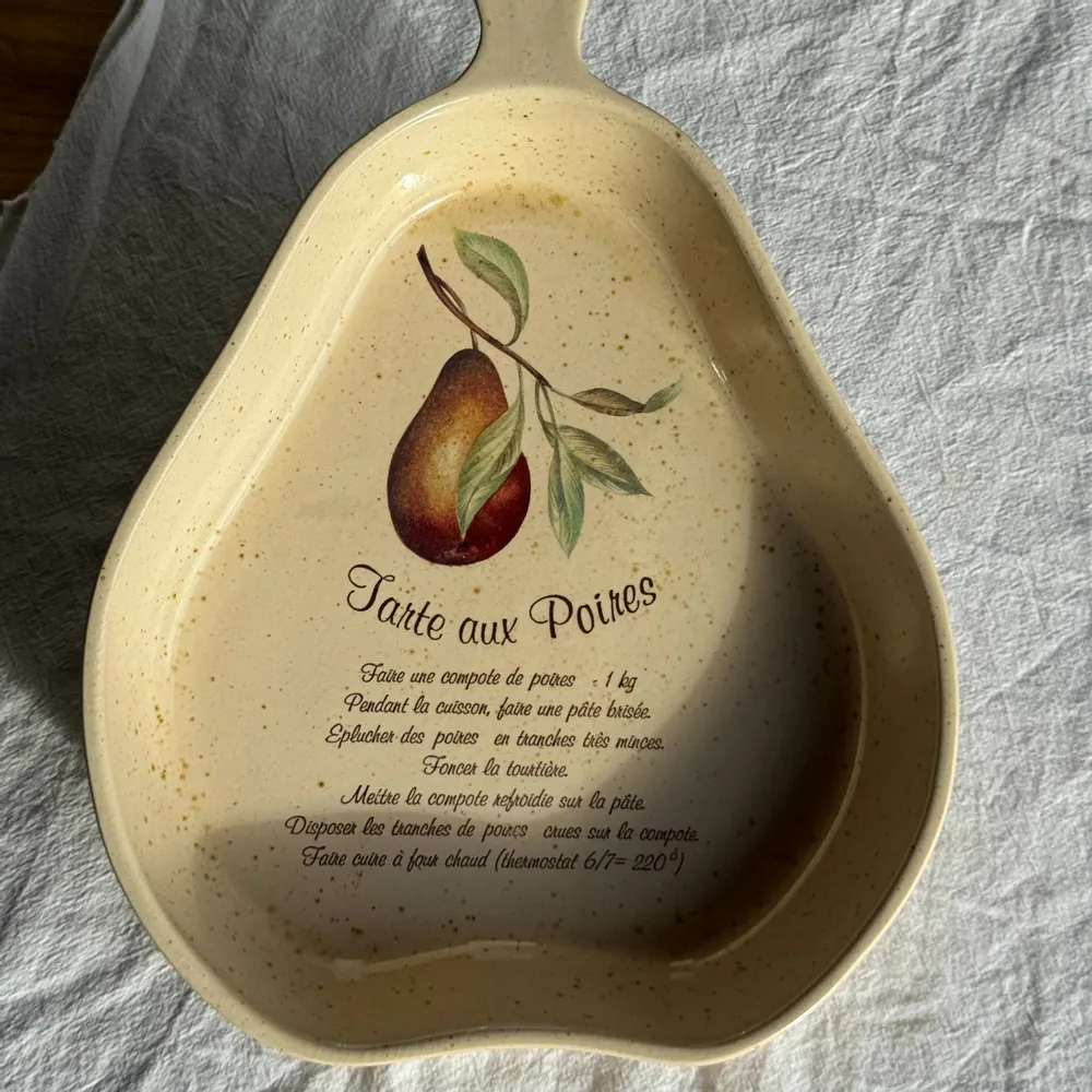 Kitchen utensils - Pear Shaped Pie Dish and Pear Pie Recipe - OFFICE OBJETS