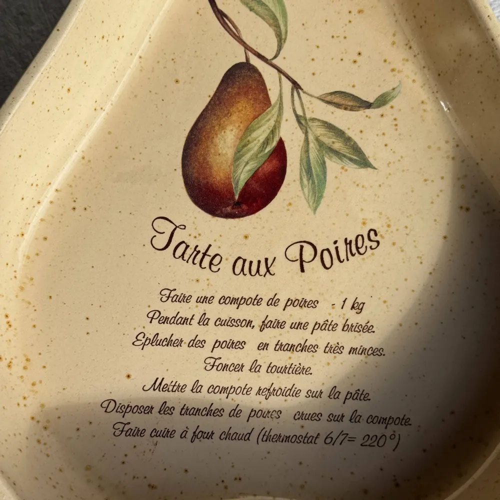 Kitchen utensils - Pear Shaped Pie Dish and Pear Pie Recipe - OFFICE OBJETS
