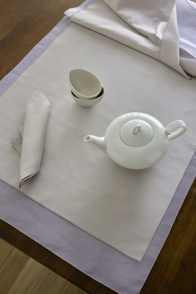 Assiettes au quotidien - Chemin de table Iris - ANNA MONTI