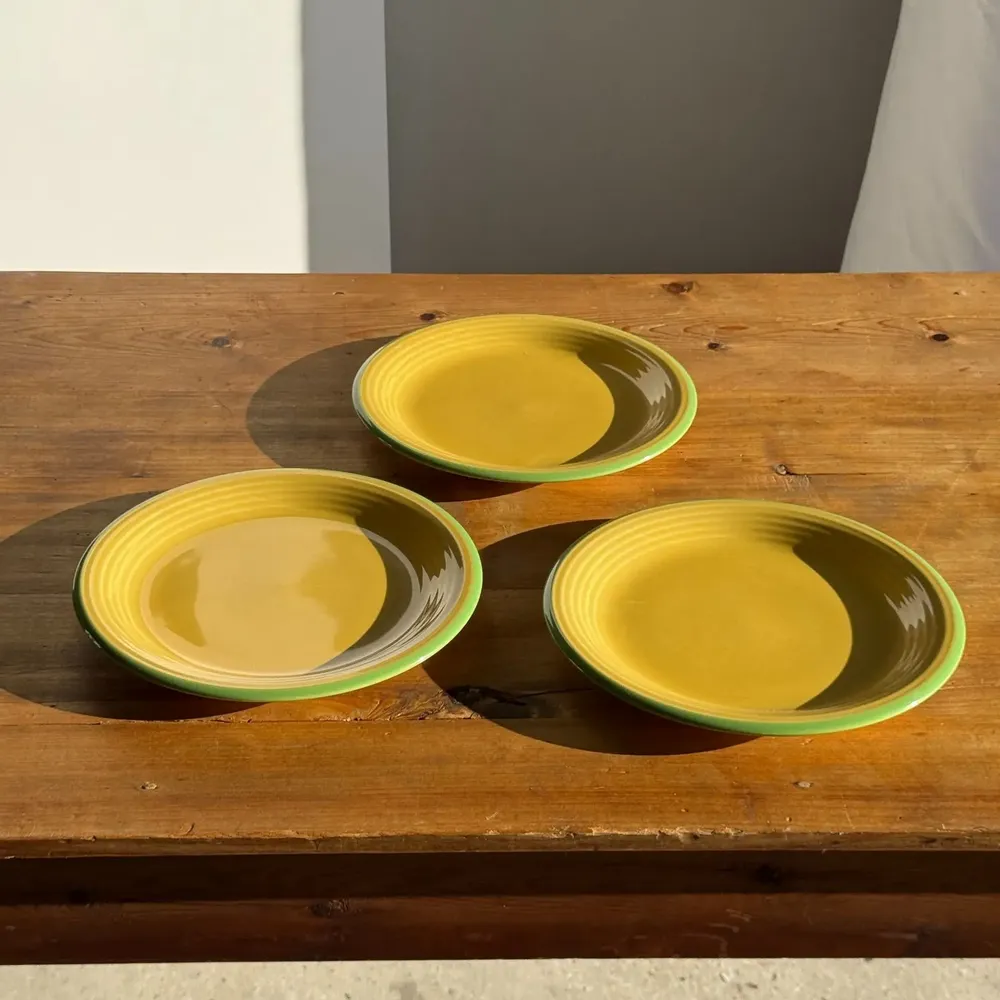 Everyday plates - Set of 3 large yellow Italian plates with green border D27 H3 - OFFICE OBJETS