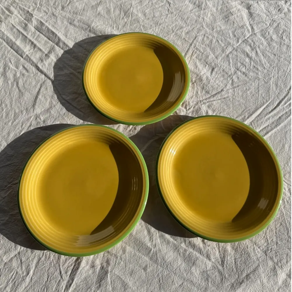 Everyday plates - Set of 3 large yellow Italian plates with green border D27 H3 - OFFICE OBJETS