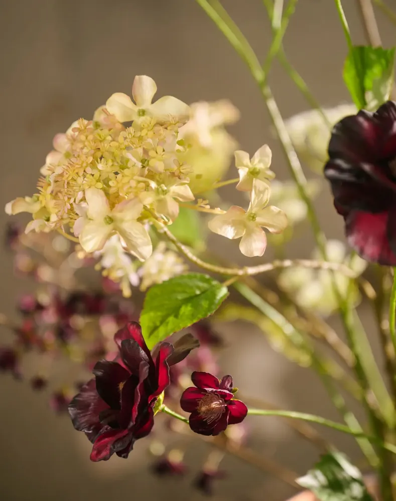 Décorations florales - Bouquet d'hortensias en soie artificielle en blanc, vert et bordeaux - SILK-KA BV