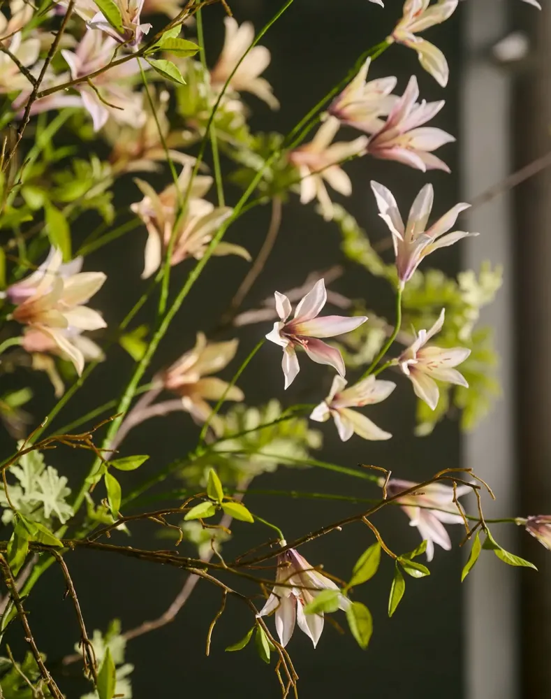 Décorations florales - Bouquet de feuillage vert en soie artificielle avec de délicates fleur - SILK-KA BV