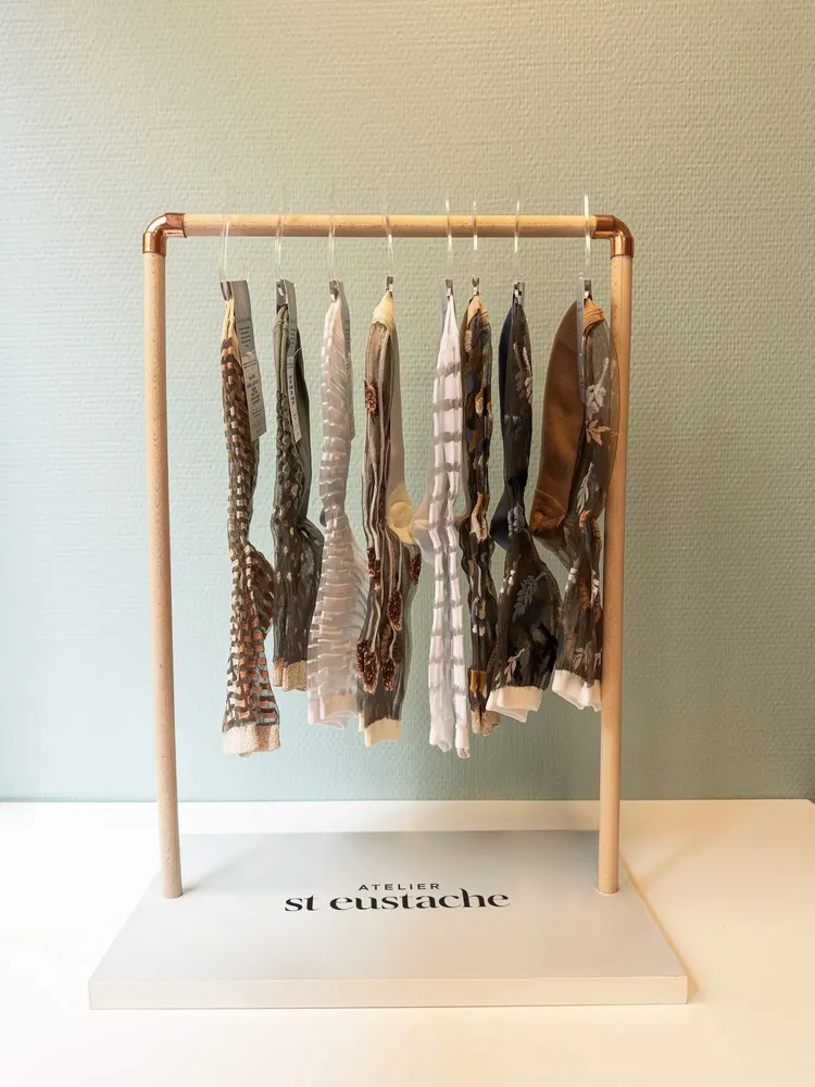 Cadeaux - Portant vert + 10 cintres - ATELIER ST EUSTACHE