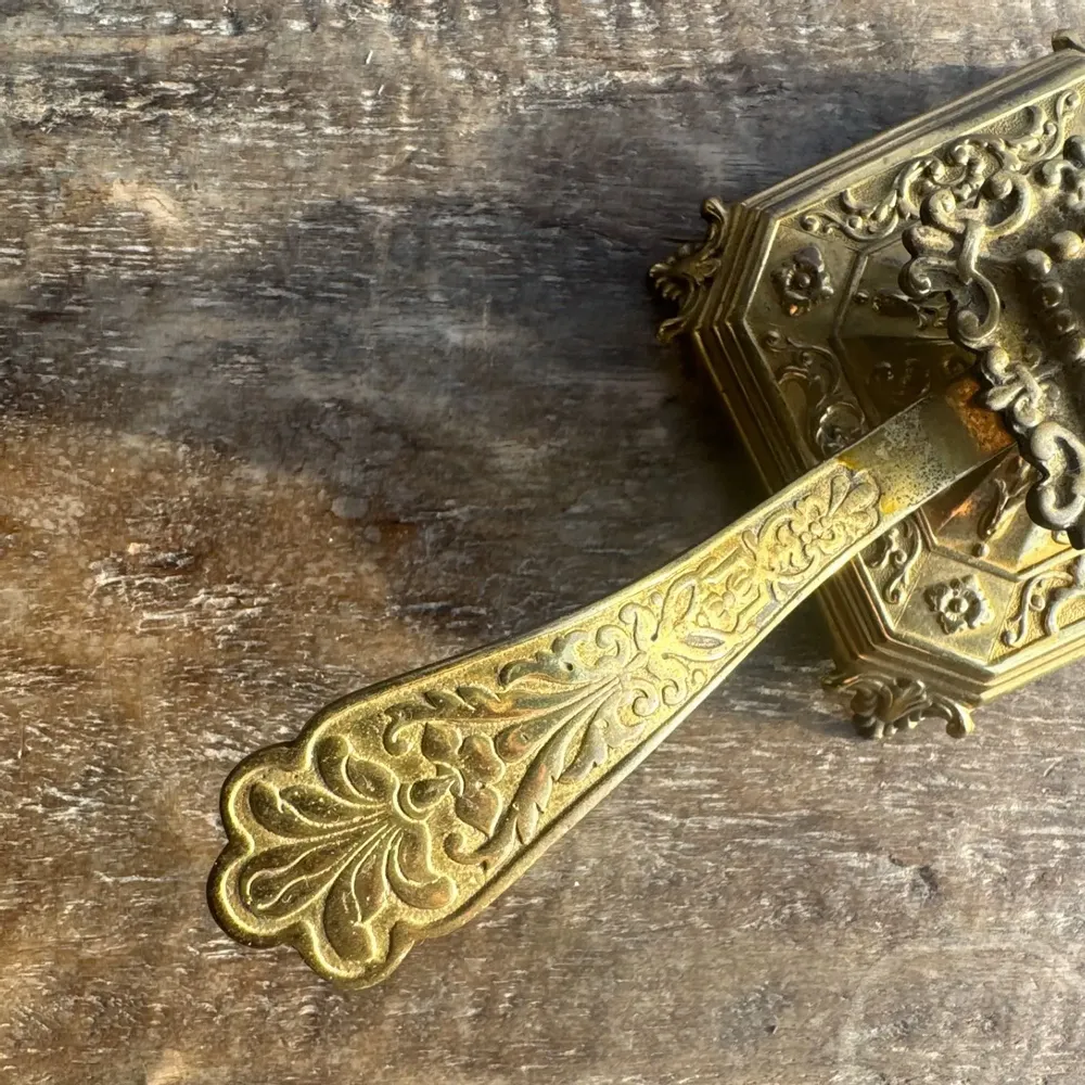 Decorative objects - Large engraved gold hand candle holder D11 H12.5 - OFFICE OBJETS