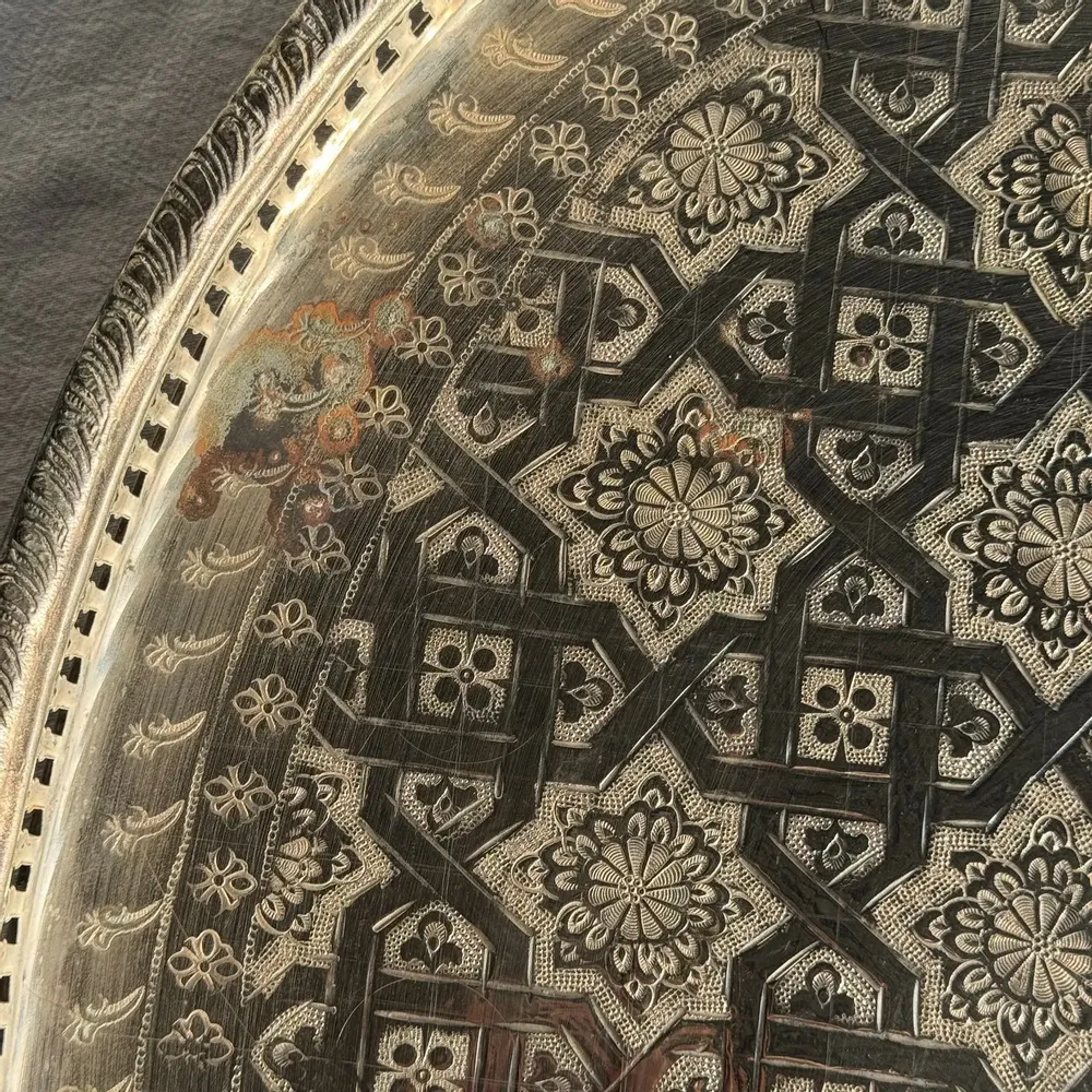 Plateaux - Grand plateau marocain ovale gravé sur pied 50x35 - OFFICE OBJETS