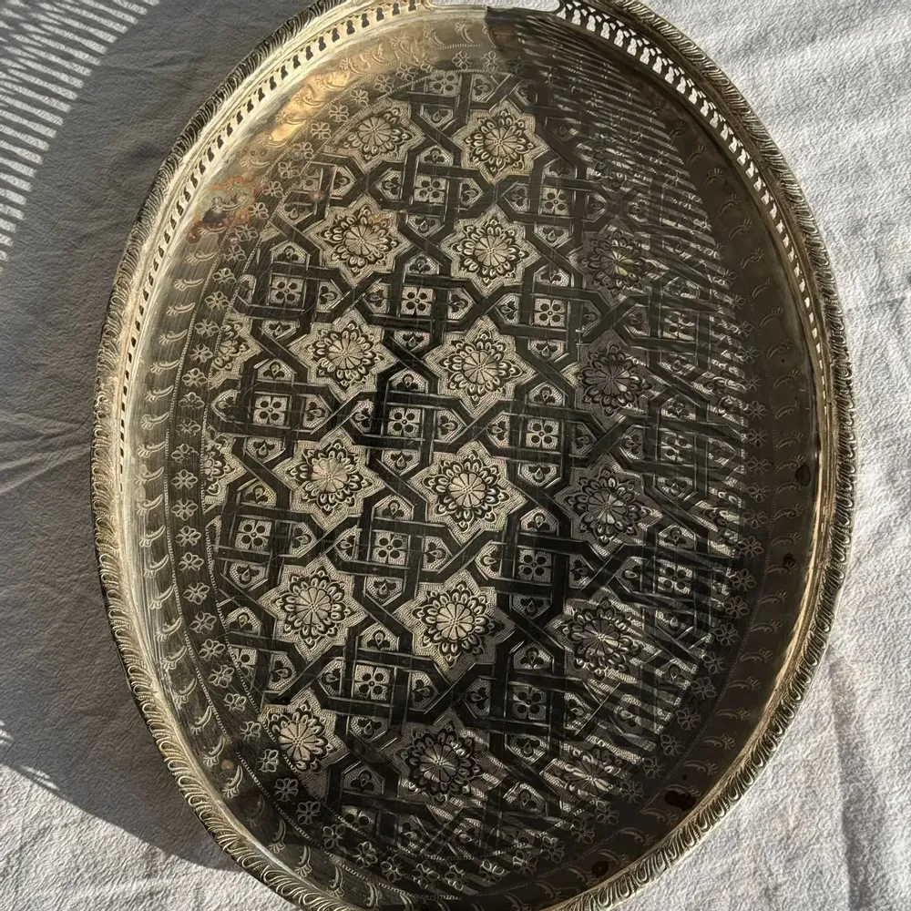 Plateaux - Grand plateau marocain ovale gravé sur pied 50x35 - OFFICE OBJETS