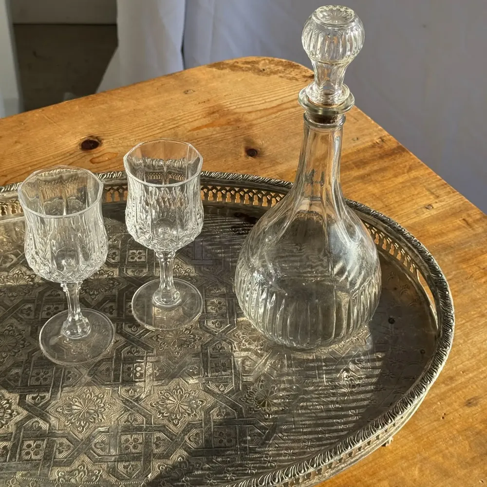 Plateaux - Grand plateau marocain ovale gravé sur pied 50x35 - OFFICE OBJETS