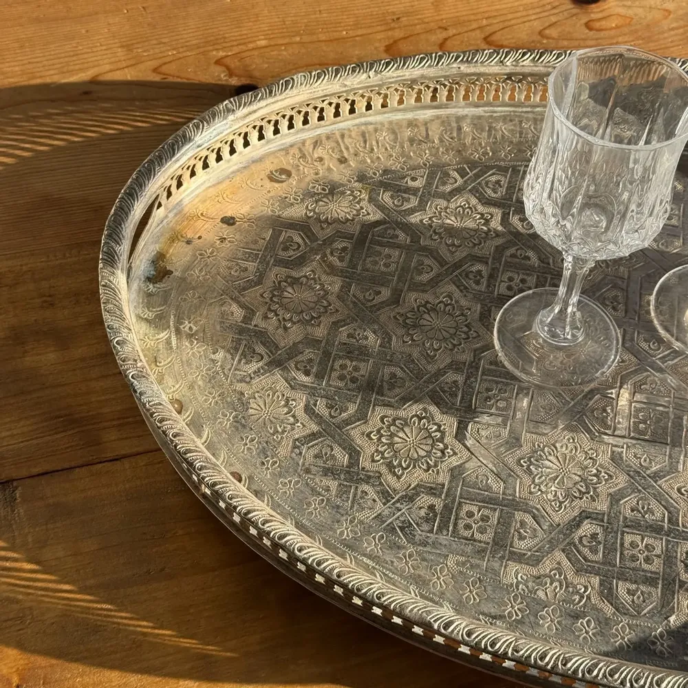 Plateaux - Grand plateau marocain ovale gravé sur pied 50x35 - OFFICE OBJETS