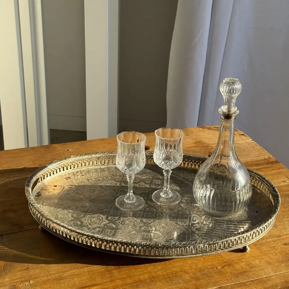 Plateaux - Grand plateau marocain ovale gravé sur pied 50x35 - OFFICE OBJETS