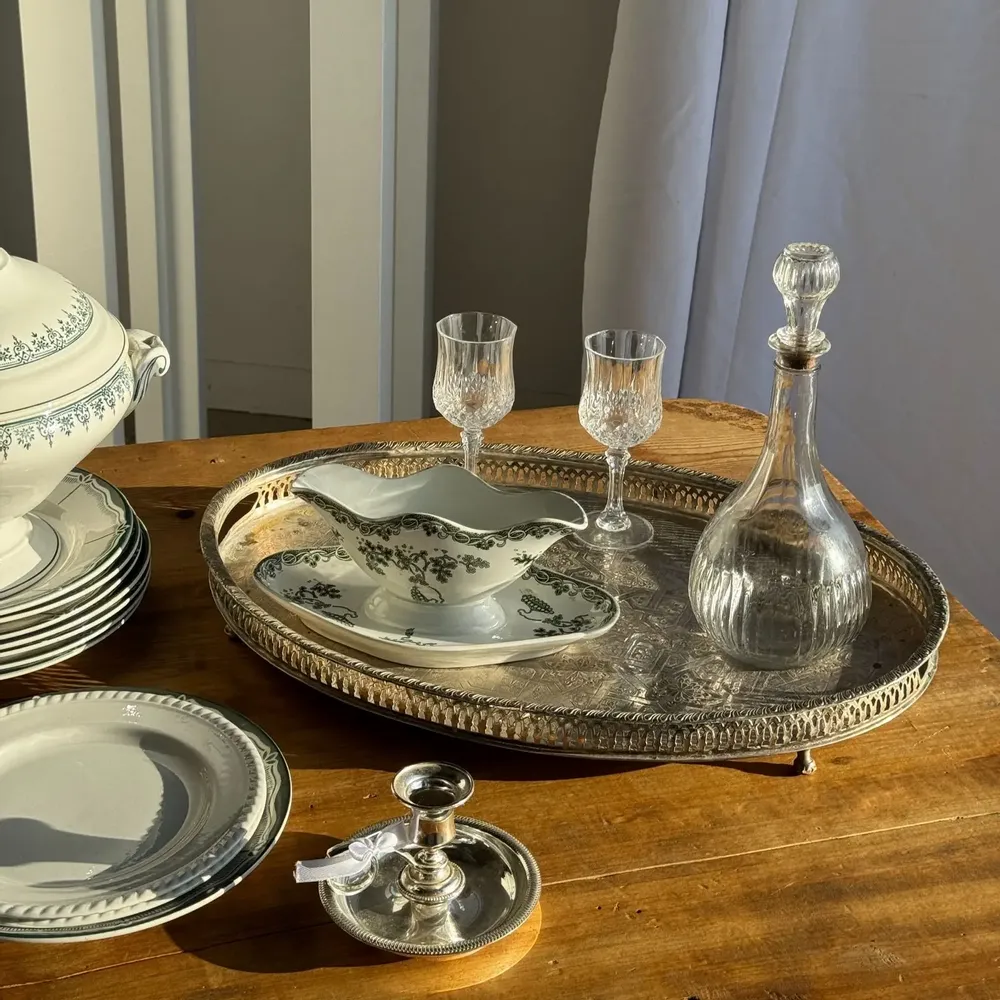 Plateaux - Grand plateau marocain ovale gravé sur pied 50x35 - OFFICE OBJETS