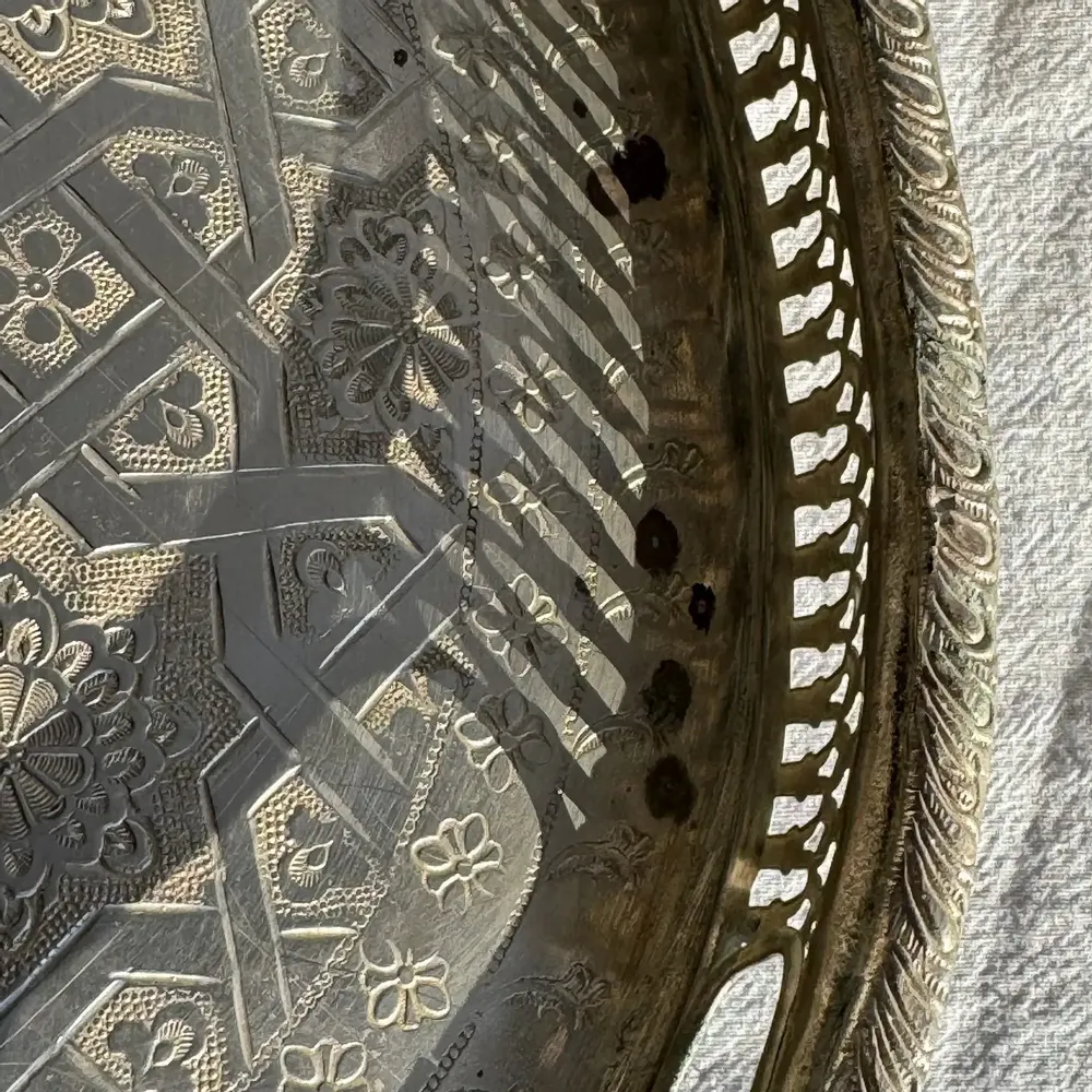 Plateaux - Grand plateau marocain ovale gravé sur pied 50x35 - OFFICE OBJETS