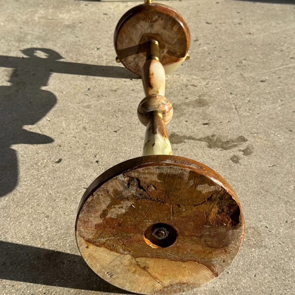 Decorative objects - Alabaster ashtray on stand with gold metal frame H61 D18 - OFFICE OBJETS