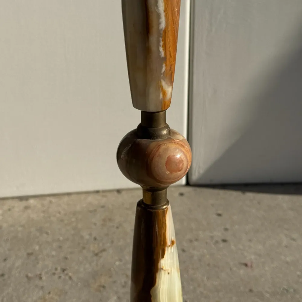 Decorative objects - Alabaster ashtray on stand with gold metal frame H61 D18 - OFFICE OBJETS