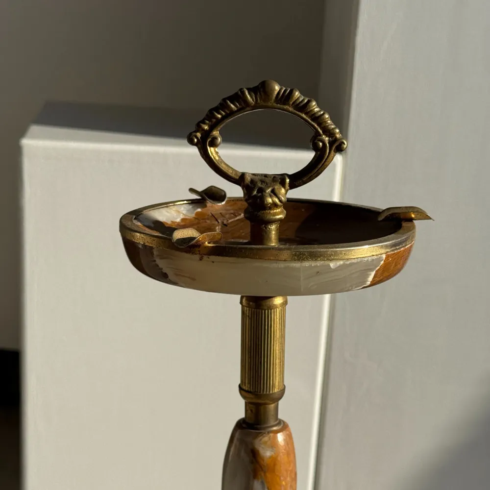 Decorative objects - Alabaster ashtray on stand with gold metal frame H61 D18 - OFFICE OBJETS