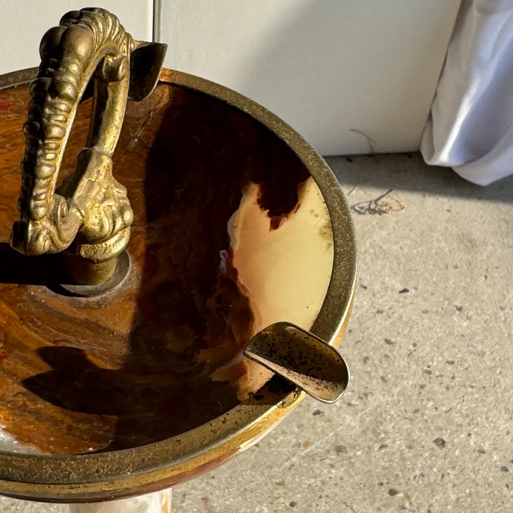 Decorative objects - Alabaster ashtray on stand with gold metal frame H61 D18 - OFFICE OBJETS